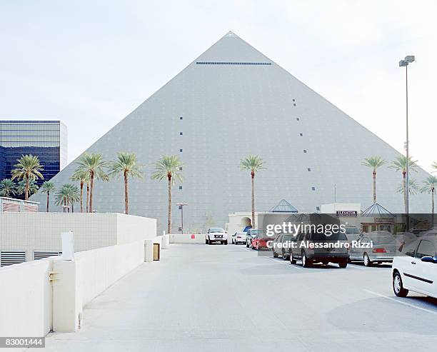 parking under the pyramid - las vegas crazy bildbanksfoton och bilder