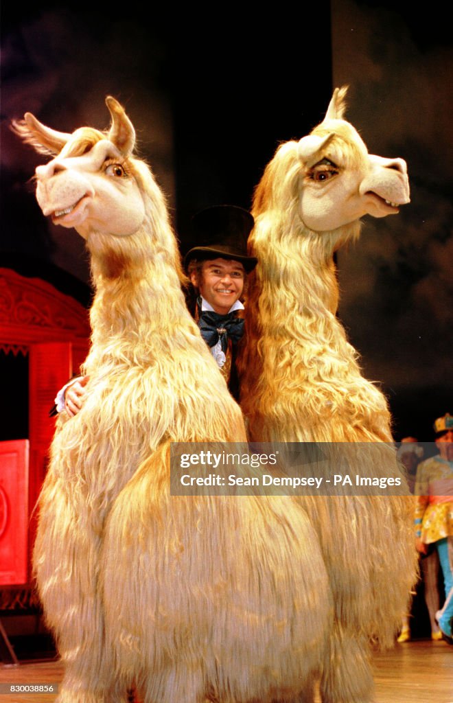 PA NEWS PHOTO 9/7/98 THE MYTHICAL CREATURE 'PUSHMI-PULLYU' ON STAGE... News  Photo - Getty Images