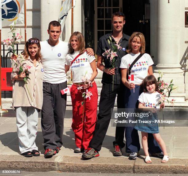 PA NEWS PHOTO 16/8/98 ALL GIRL BAND THE "ALL SAINTS" MELANIE BLATT FROM LEFT TO RIGHT WITH SINGER ROBBIE WILLIAMS, NICOLE APPLETON, CHILDREN'S...