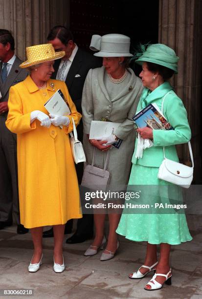 PA NEWS PHOTO 11/07/98 HER MAJESTY THE QUEEN AND HRH PRINCESS MARGARET TALK TO QUEEN ANNA MARIA OF GREECE AT THE MARRIAGE BETWEEN THE LATE EARL LOUIS...