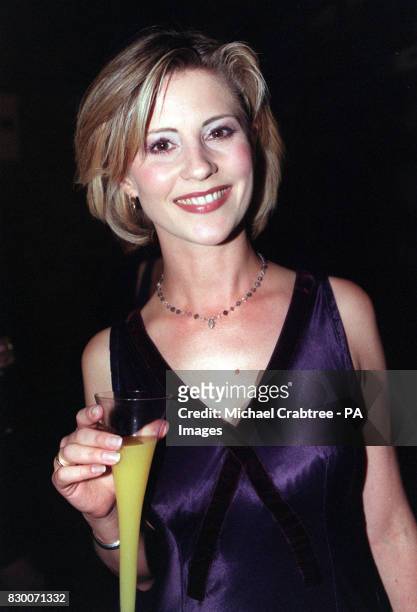 PA NEWS 17/9/98 TELEVISION PRESENTER JULIA CARLING AT THE DOLLS ADDICTION GALA FASHION SHOW AT LONDON'S NATURAL HISTORY MUSEUM IN AID OF THE CHARITY...