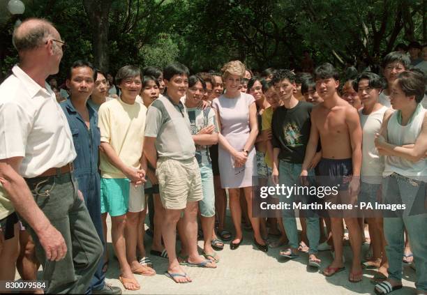 PA NEWS PHOTO 23/4/95 THE PRINCESS OF WALES WITH DRUG ADDICTS UNDERGOING TREATMENT AT THE CENTRE ON SHEK KWU CHAU ISLAND IN HONG KONG WITH THE...