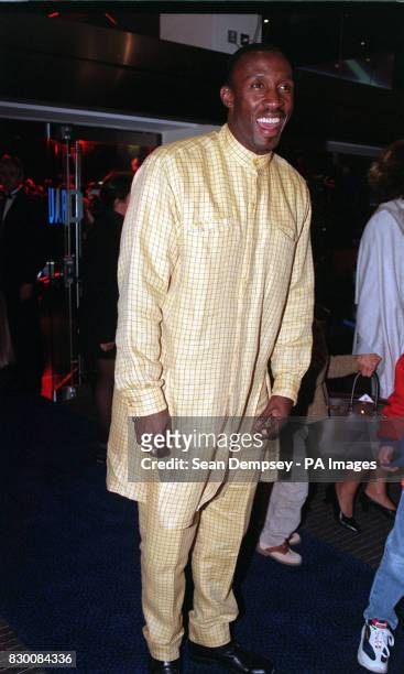 PA NEWS PHOTO 8/10/98 FORMER OLYMPIC ATHLETE LINFORD CHRISTIE ARRIVES FOR THE CHARITY PREMIERE OF THE NEW DISNEY FILM "MULAN" IN AID OF THE BRITISH...