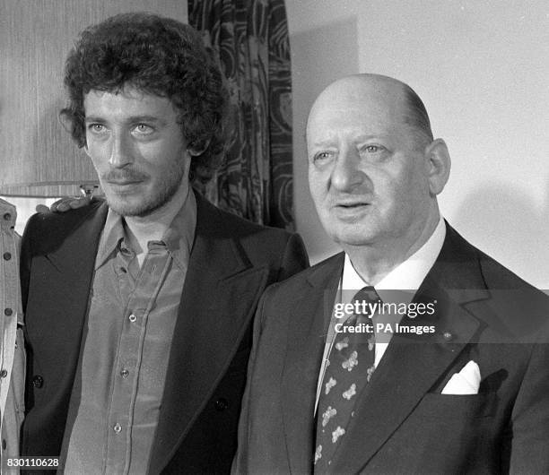 Library file 172243-2, dated 1.8.75. Sir Lew Grade with actor Robert Powell, who starred in the ATV series 'The Life of Jesus': Television and film...