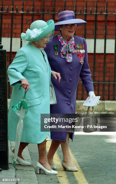 PA NEWS PHOTO 23/6/93 THE QUEEN MOTHER IS HELPED DOWN THE STEPS BY LADY MARY SOAMES IN CARLTON GARDENS, LONDON WHERE SHE UNVEILED A STATUE OF GENERAL...