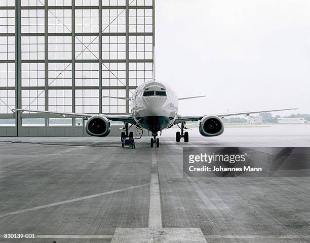 commercial aircraft in hangar - vehículo aéreo fotografías e imágenes de stock