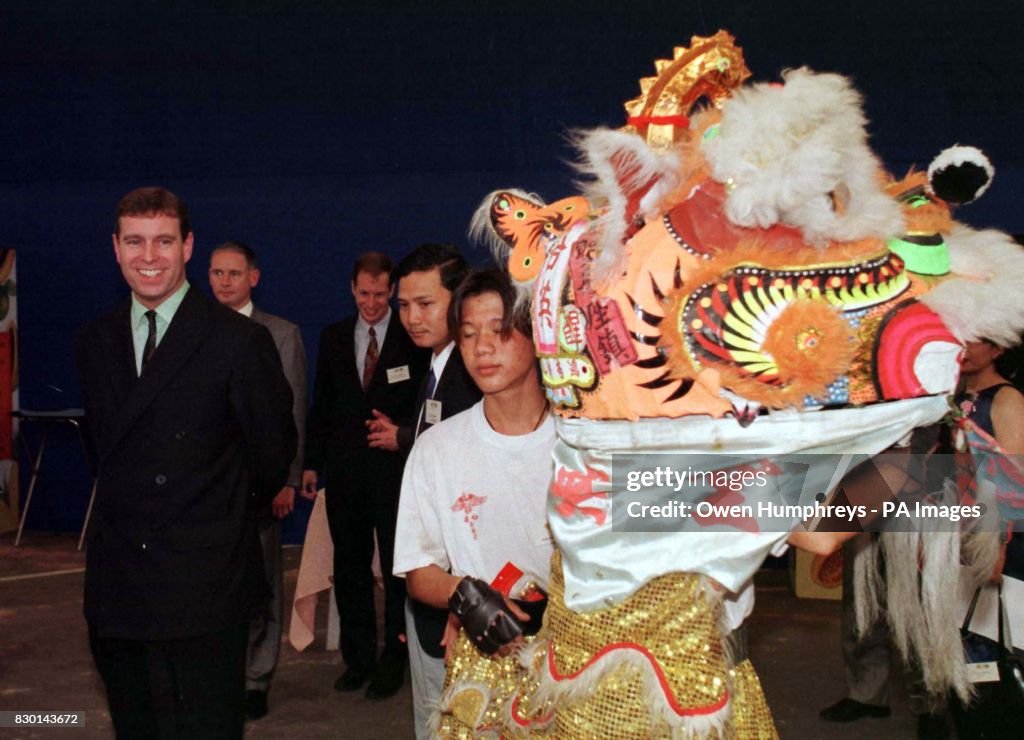 Duke of York watches Dragon dance