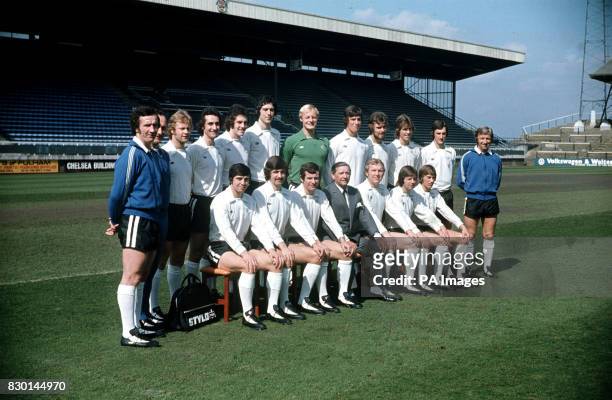 PA NEWS PHOTO 18/4/75 A LIBRARY FILE OF THE FIRST TEAM SQUAD AND OFFICALS OF FULHAM F.C. 1975/1976 AT THE CRAVEN COTTAGE HOME GROUND IN LONDON. FROM...