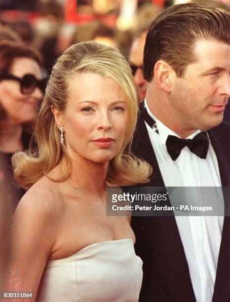 Actress Kim Basinger and her husband Alec Baldwin arrive at the Dorothy Chandler Pavilion in Los Angeles for the 71st annual Academy Awards. 5/4/04:...