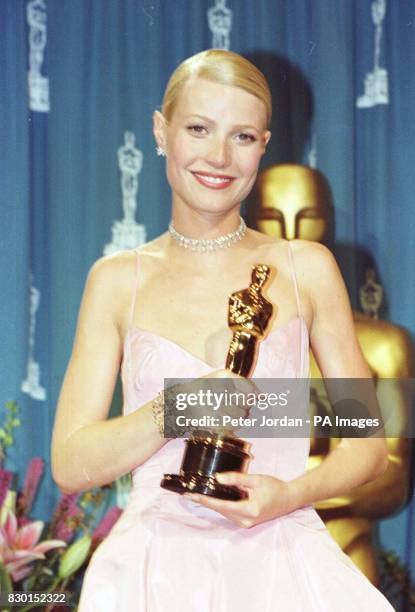 American actress Gwyneth Paltrow with her Best Actress Oscar which she won at the 71st annual Academy Awards for her role in the film Shakespeare in...