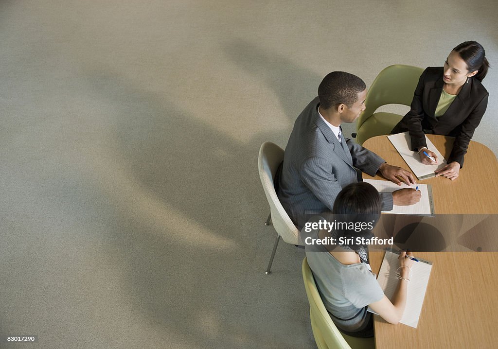 Büro Arbeitnehmer am Konferenztisch