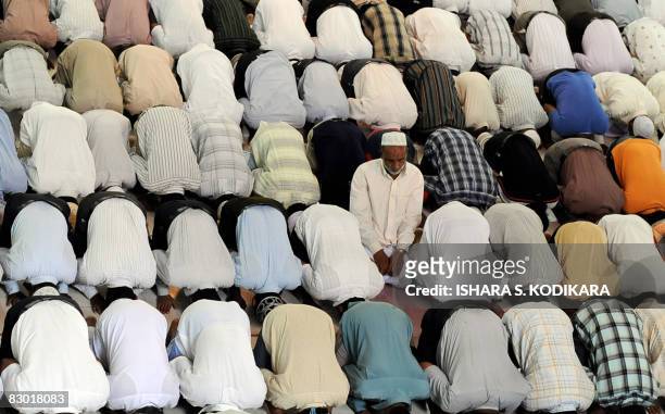 Sri Lankan Muslims bow in prayer at a mosque in Colombo's Maradana area on September 26, 2008 in preparation for Eid al-fitr. The festival, which...