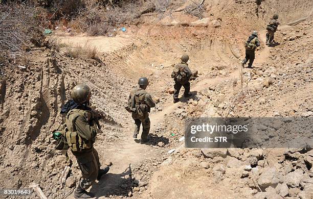 This picture taken on September 22, 2008 shows Sri Lankan government troops advancing along a trench in the forward defence line in the Karambukulam...