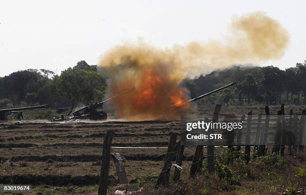 This picture taken on September 22, 2008 shows Sri Lankan government troops firing artillery at the Tamil Tiger rebels in Kilinochchi, their...