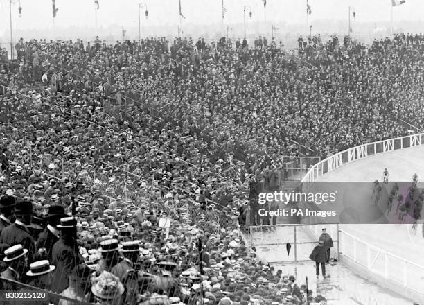 The crowd watching the 100 kilometres cycle race at the 1908 Olympics in London.