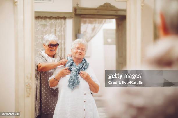 belles femmes seniors - famille avec des lunettes de vue photos et images de collection