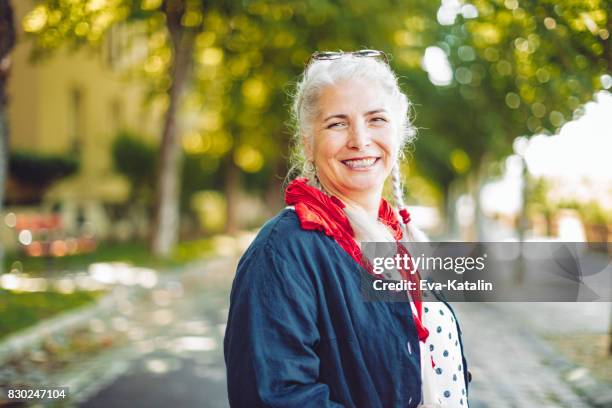 porträt einer schönen seniorin - street style 2017 stock-fotos und bilder