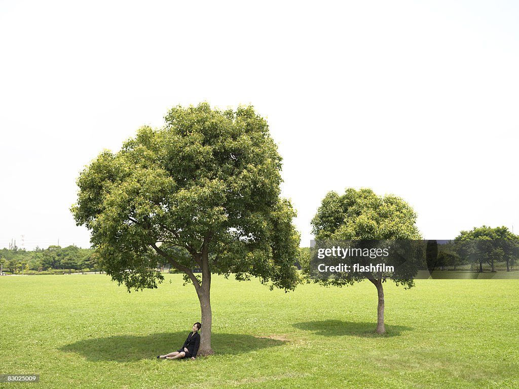 Japanische Business-Frau schlafen im park