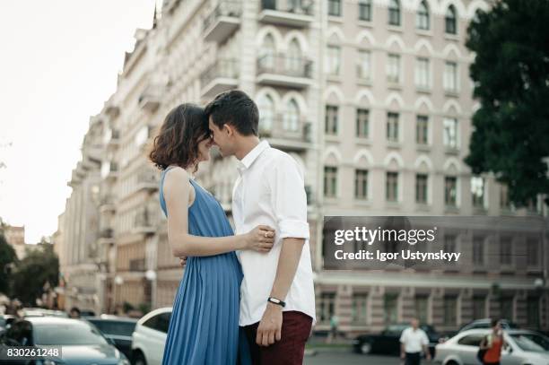 couple kissing on the street - casal beijando na rua imagens e fotografias de stock