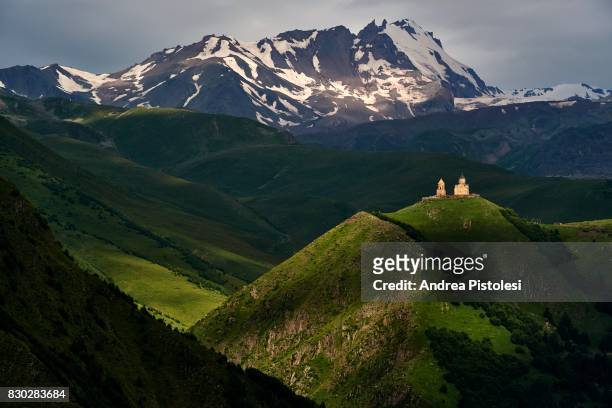 caucasus mountains, georgia - caucasus fotografías e imágenes de stock