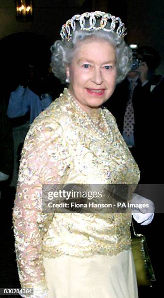 Queen Elizabeth II arrives at a banquet held in her honour by Mozambican President Joaquim Chissano at his official residence, the Palacio Da Ponta...