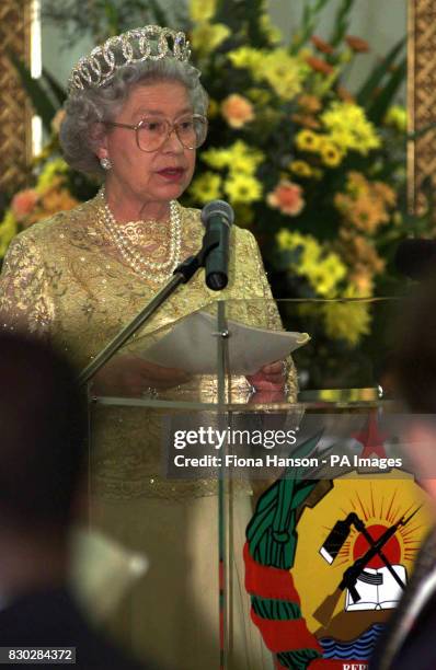 Queen Elizabeth II gives a speech at a banquet held in her honour by Mozambican President Joaquim Chissano, at his official residence, the Palacio Da...