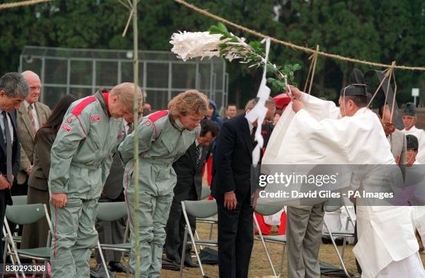 Photo 16/11/89 Virgin tycoon Richard Branson and his co-pilot Swedish aero-engineer Per Lindstrand are blessed by a Shinto priest during a ceremony...