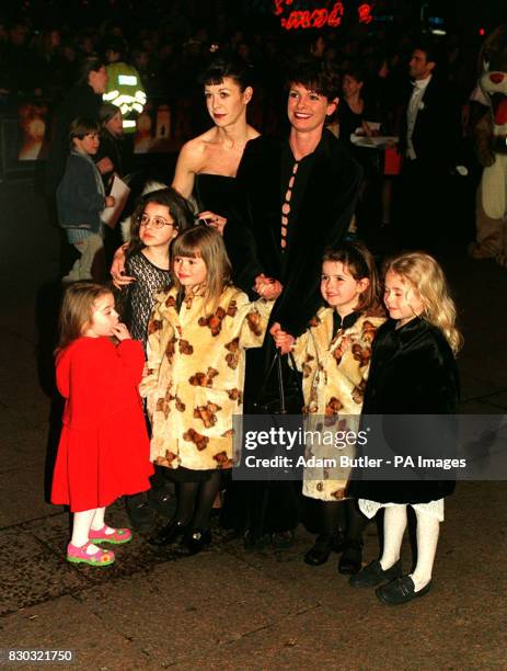 PA NEWS PHOTO 26/3/98 DELLA BOVEY ARRIVES WITH HER CHILDREN LILY AND AMELIA AND FRIEND KERRY ROSS FOR THE MOVIE PREMIERE OF THE FOX'S ANIMATED MOTION...