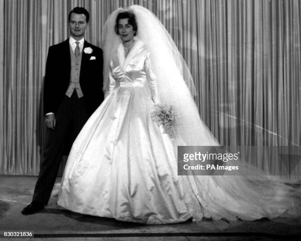PA NEWS PHOTO 13/1/60 LADY PAMELA MOUNTBATTEN WEDDING TO DAVID HICKS AT ROMSEY ABBEY, HAMPSHIRE