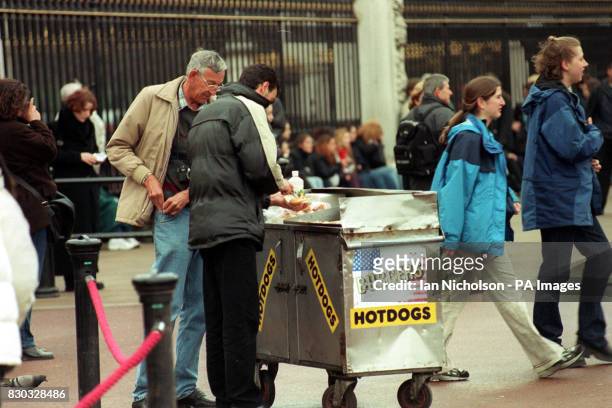 Hot dog seller outside Buckingham Palace. New laws to stamp out unlicensed fast-food sellers at London's parks and tourist attractions are being...