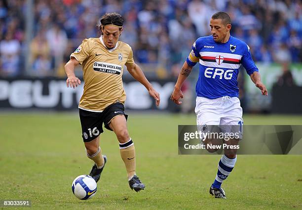 Angelo Palombo of Sampdoria chases down Mauro Camoranesi of Juventus during the Serie A match between Sampdoria and Juventus at the Stadio Marassi on...