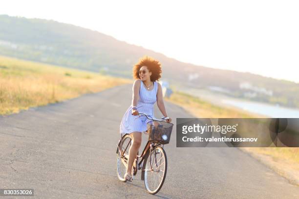 mujer de ciclismo en carretera soleada - three wheeled pushchair fotografías e imágenes de stock