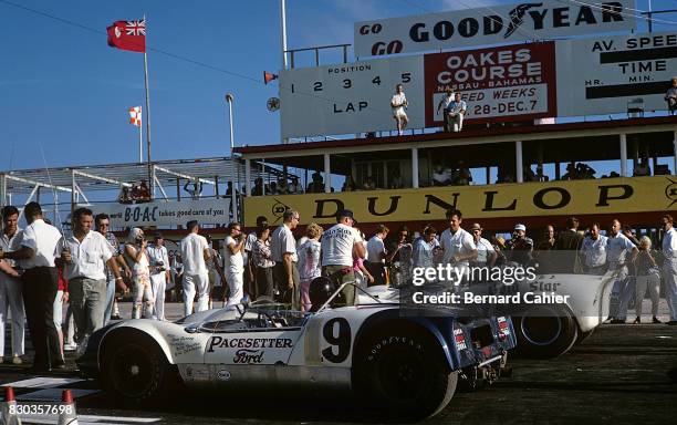 Dan Gurney, Roger Penske, Lotus 19B Ford, Chaparral 2A Chevrolet , Nassau Speed Week, Nassau, 06 December 1964.