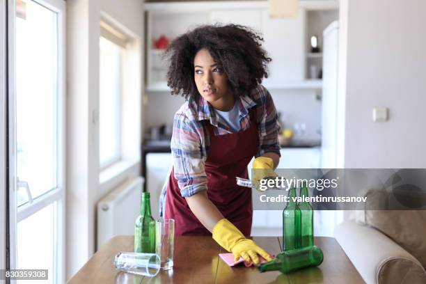 cucina per la pulizia delle giovani donne - kitchen after party foto e immagini stock