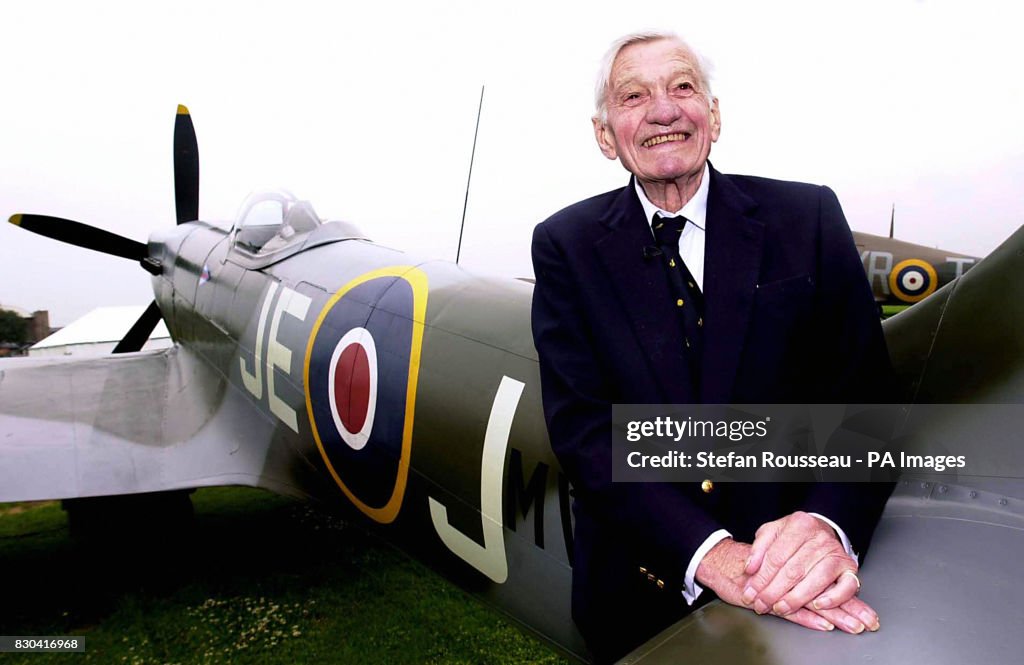 Johnny Checketts Second World War RAF Spitfire pilot Johnnie Johnson with a Spitfire ...