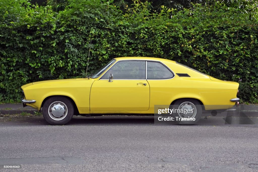 Klassische Coupé-Auto auf der Straße