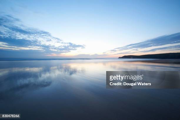 beautiful seascape reflections at dusk. - horizont stock-fotos und bilder