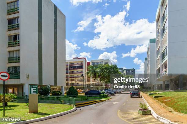 typischen wohnblocks in brasilia - distrito-federal-brasilia stock-fotos und bilder