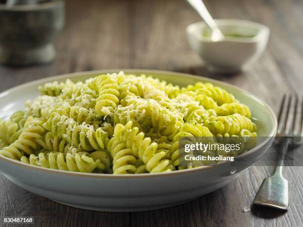 saine pâtes sauce pesto vert - pistou photos et images de collection