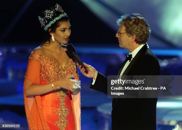 The winner of Miss World 1999, Miss India, Yukta Mookhey being interviewed by the host, Jerry Springer, during the Miss World contest at The...