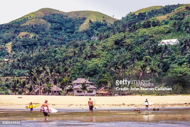 surfers on catanduanes island - catanduanes stockfoto's en -beelden