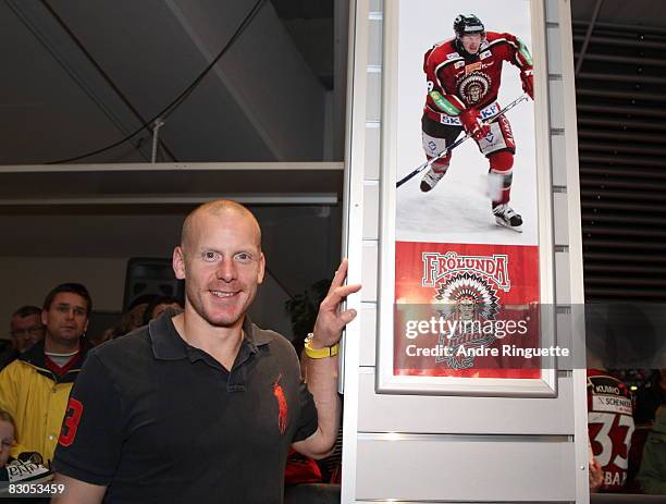 Ottawa Senators captain Daniel Alfredsson is honoured as one of the "all-time favourites" of the Frolunda Indians of the Swedish Elite Hockey League...