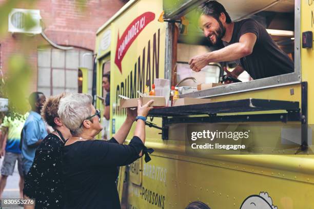 camion di cibo - furgone ambulante foto e immagini stock