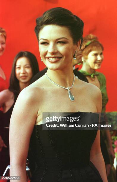 British actress Catherine Zeta Jones arriving for the 73rd Annual Academy Awards at the Shrine Auditorium in Los Angeles, USA. Catherine is wearing a...