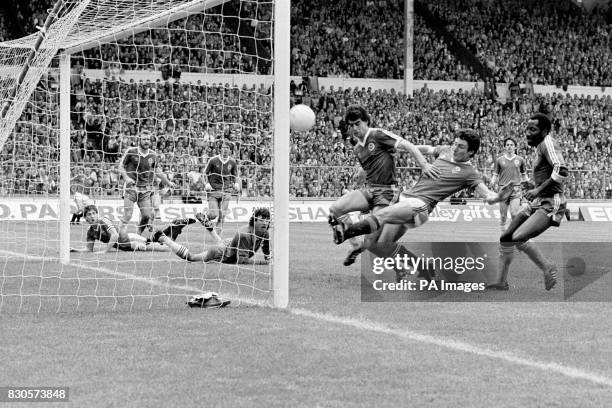 Manchester United's Frank Stapleton gets in between Brighton and Hove Albion's Gary Stevens and Chris Ramsey to score the equalising goal, watched by...