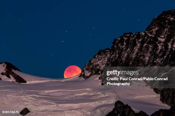 lunar eclipse and mount shuksan - total lunar eclipse stock pictures, royalty-free photos & images