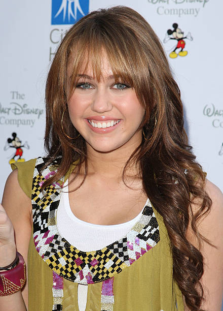Actress/singer Miley Cyrus arrives to the City of Hope benefit concert at the Gibson Amphitheater on September 14, 2008 in Universal City,...
