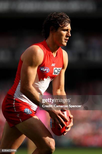 Kurt Tippett of the Swans lines up a kick during the round 21 AFL match between the Sydney Swans and the Fremantle Dockers at Sydney Cricket Ground...