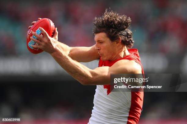 Kurt Tippett of the Swans marks during the round 21 AFL match between the Sydney Swans and the Fremantle Dockers at Sydney Cricket Ground on August...