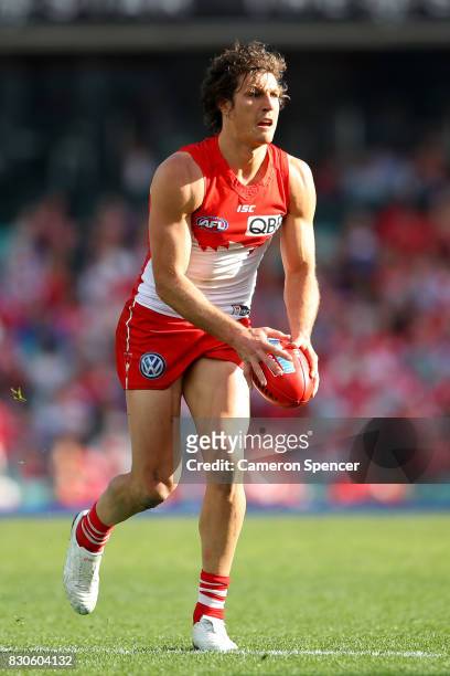 Kurt Tippett of the Swans runs the ball during the round 21 AFL match between the Sydney Swans and the Fremantle Dockers at Sydney Cricket Ground on...